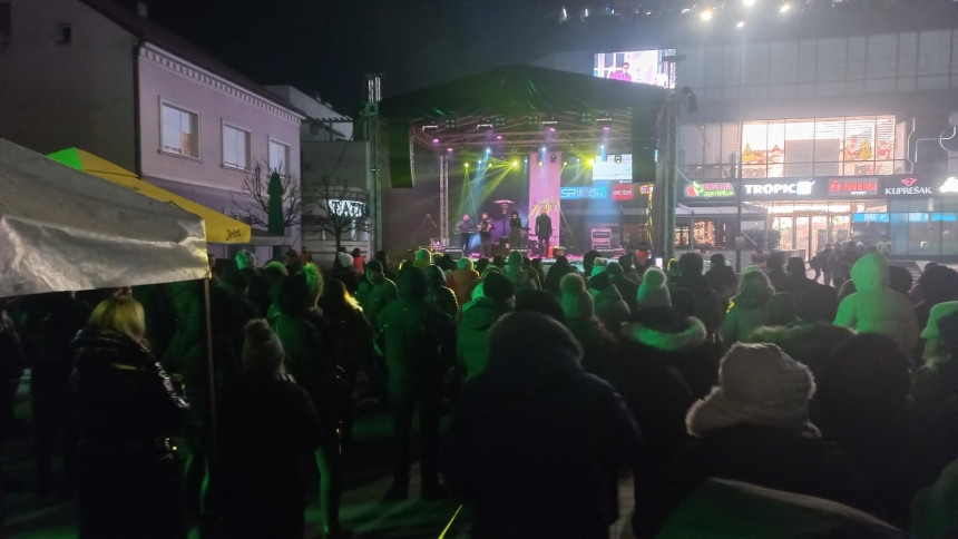 Uz mnogo smijeha i plesa dočekana Nova godina