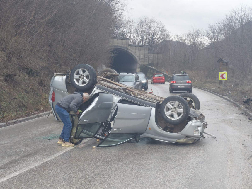 Oprez: Prevrnut automobil na putu Sarajevo - Pale