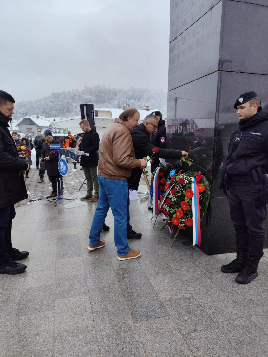 Parastos u Kravici povodom 33 godine od zločina nad Srbima