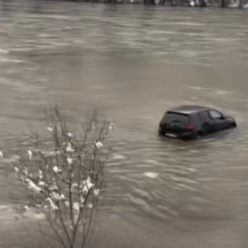 Raste vodostaj rijeke Drine, automobili u vodi
