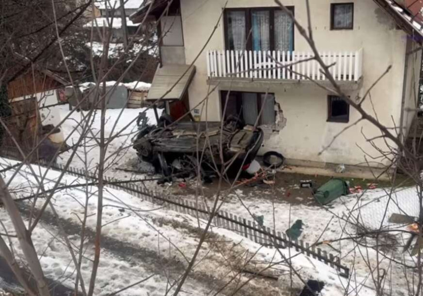 Automobil sletio sa puta, prevrtao se i udario u kuću