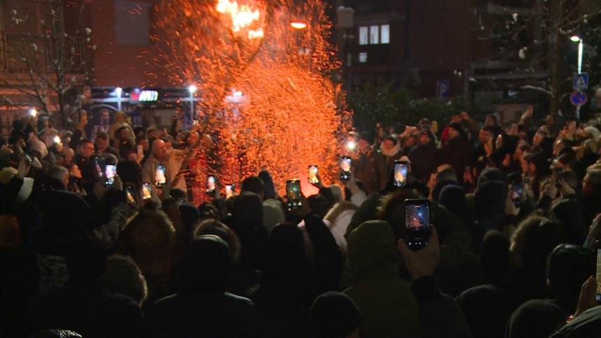 Zvornik: Nakon liturgije naloženi badnjaci (FOTO)