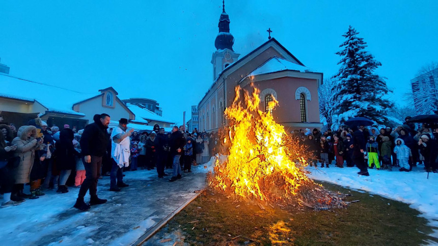 Prijedor: Osveštan i naložen centralni badnjak