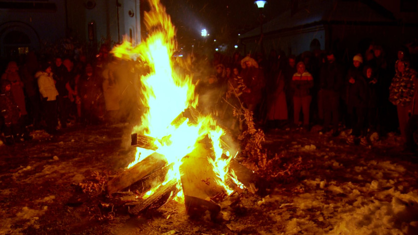 Doboj: Nalaganjem badnjaka dočekano Badnje veče