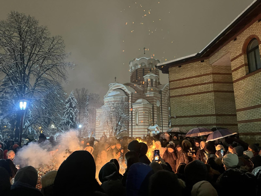 Naložen badnjak u porti Hrama Svete Trojice u Banjaluci