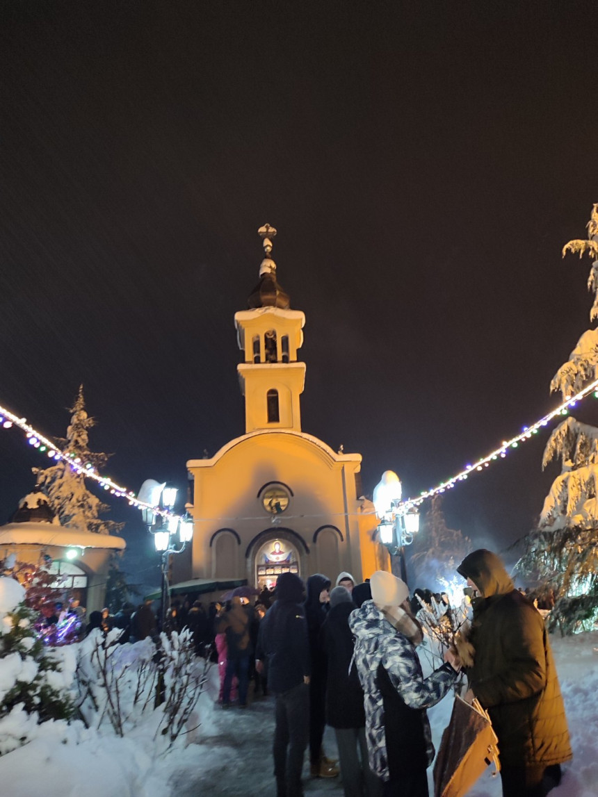 Lopare: Nalaganje badnjaka uz veliki broj vjernika