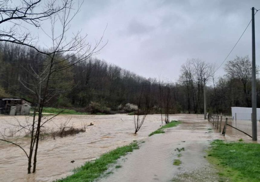 Zvornik: Voda došla do kuća u naselju Treminal
