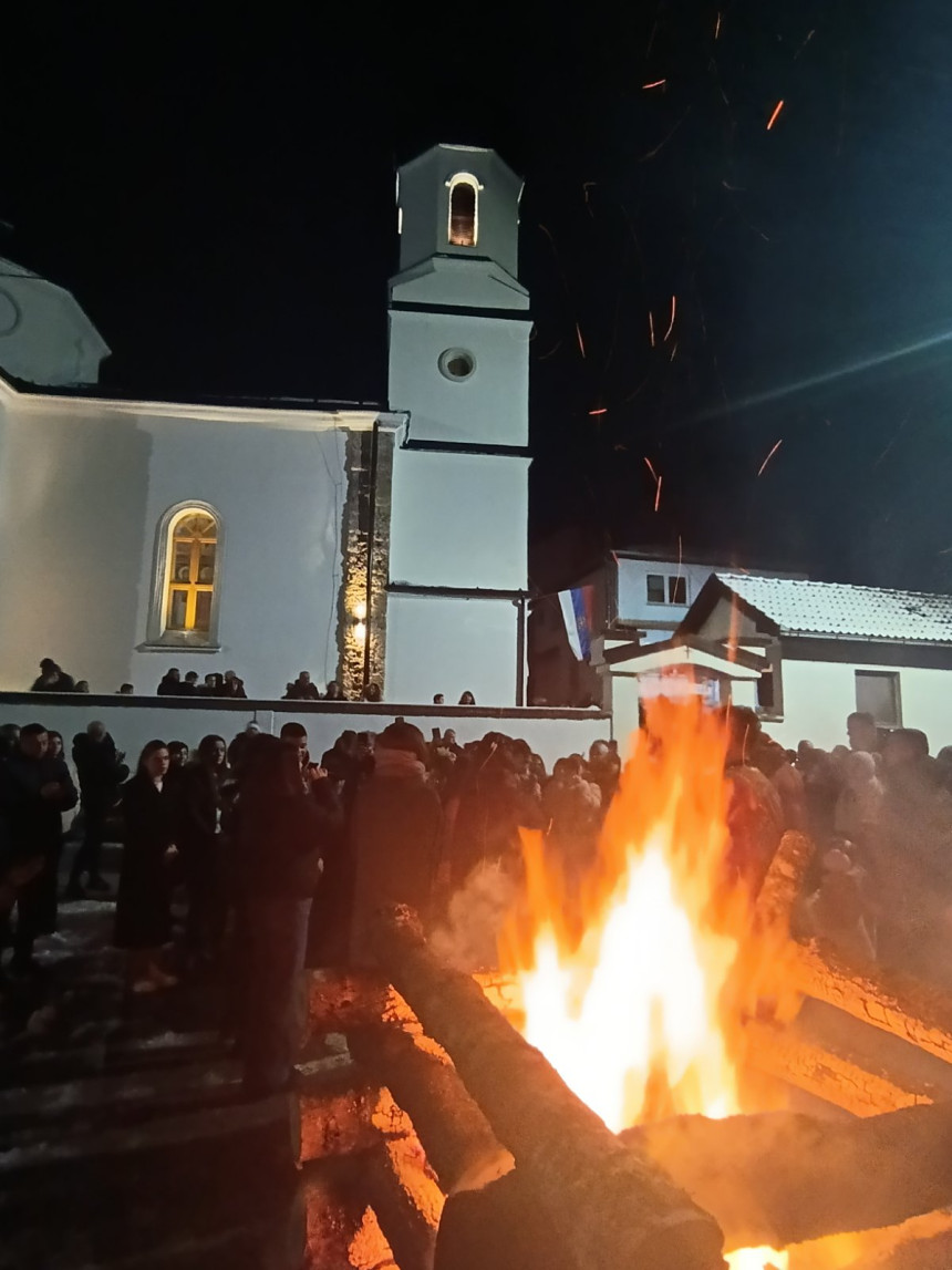 Višegrad: Badnjaci paljeni pred svim hramovima