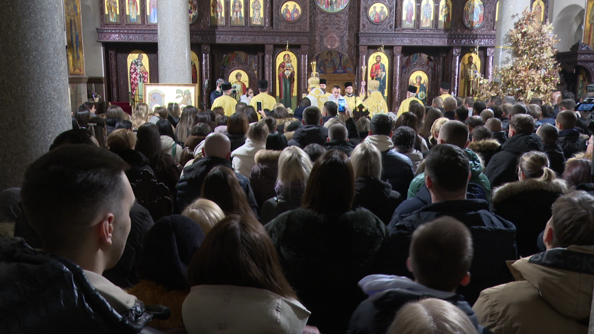 Veliki broj vjernika Božić dočekao na ponoćnoj liturgiji u Banjaluci