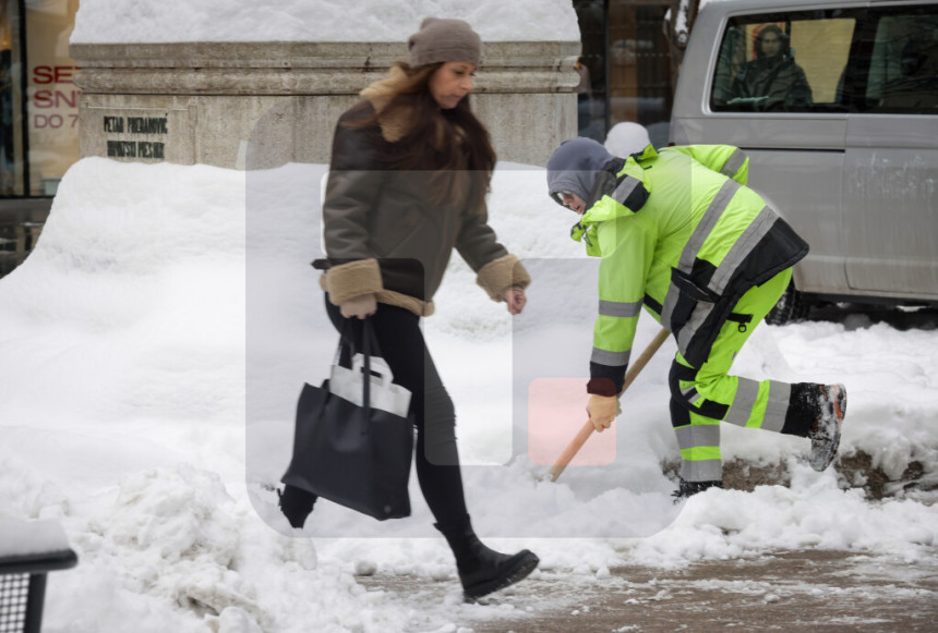 Zagreb: Urušila se tenda kafića pod teretom snijega