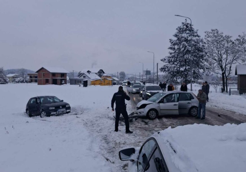 Težak udes dva automobila, ima povrijeđenih