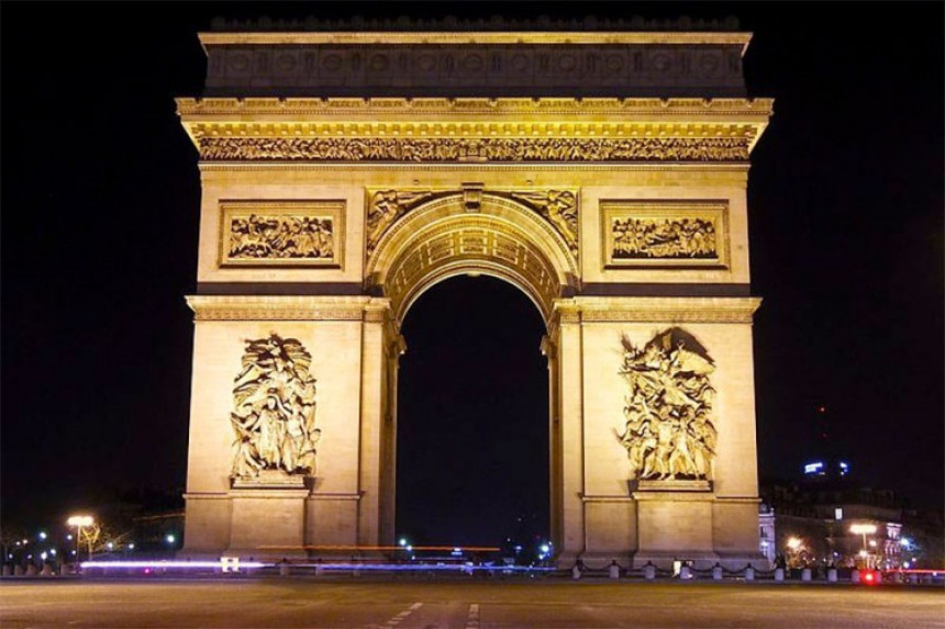 Poljoprivrednici u Parizu blokirali Trijumfalnu kapiju i Ajfelov toranj