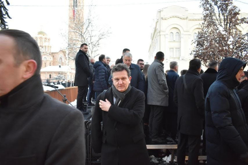 Zbog lažnog predstavljanja i zloupotrebe institucija, delegacija SDS-a napustila skup na kome je govorio Dodik