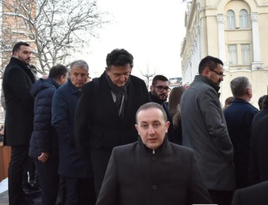 Nije primjereno da se obraća čovjek koji je ratni dezerter!