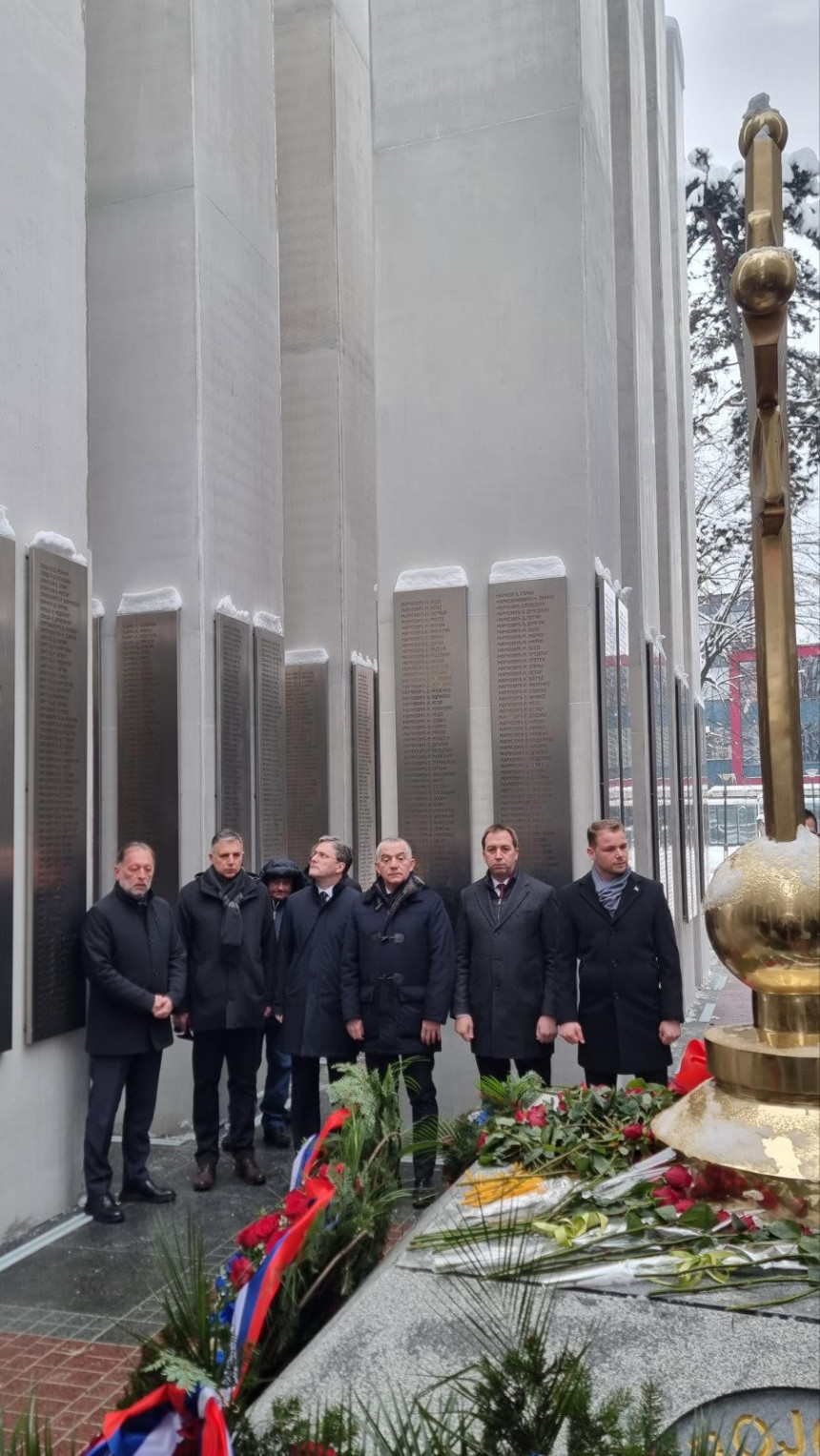 Delegacija Srbije položila vijenac na spomenik palim borcima