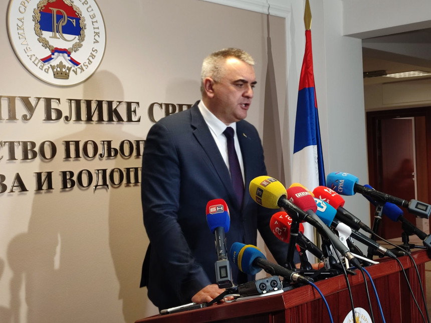 Borcima 1 KM, direktorima javnih preduzeća 500 KM