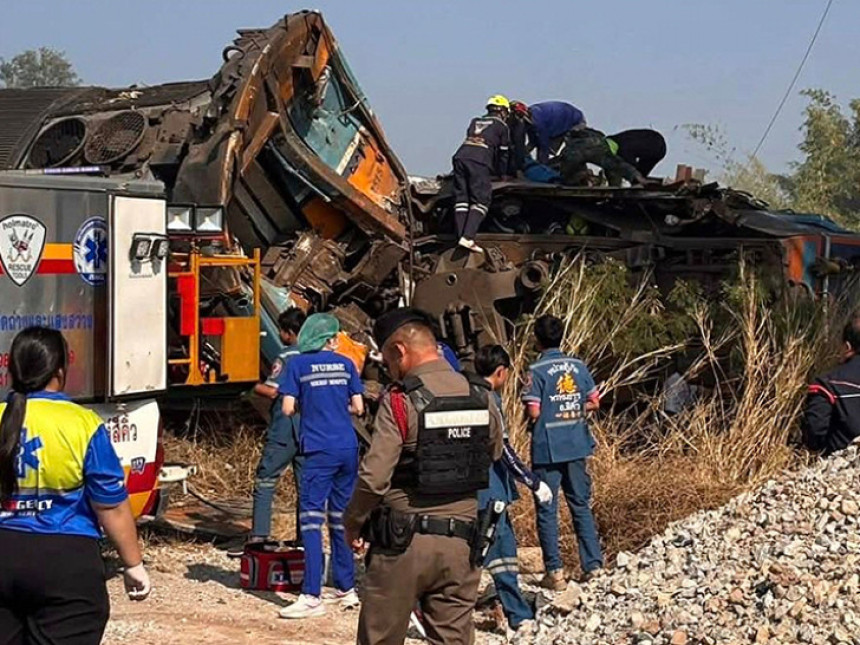 Na Tajlandu kran pao na voz, najmanje 22 osobe poginule