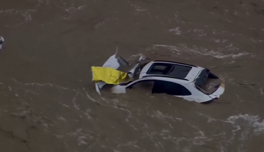 Олуја захватила Аустралију, вода носи све пред собом