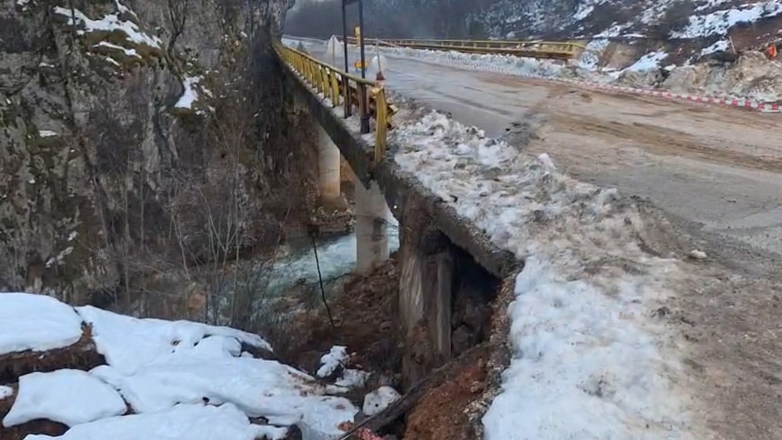 Klizište pokrenulo veliki odron na putu Foča-Sarajevo FOTO