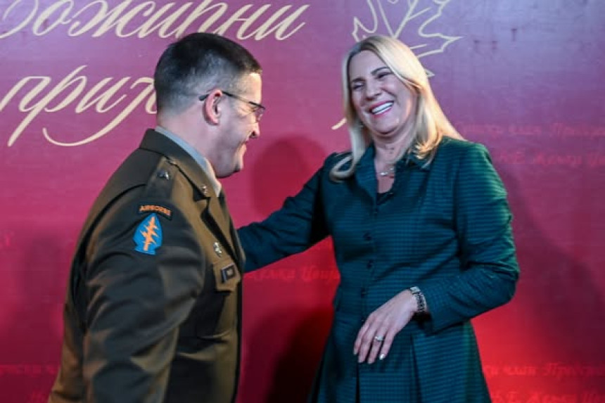 Željka sa širokim osmjehom dočekala generala NATO-a