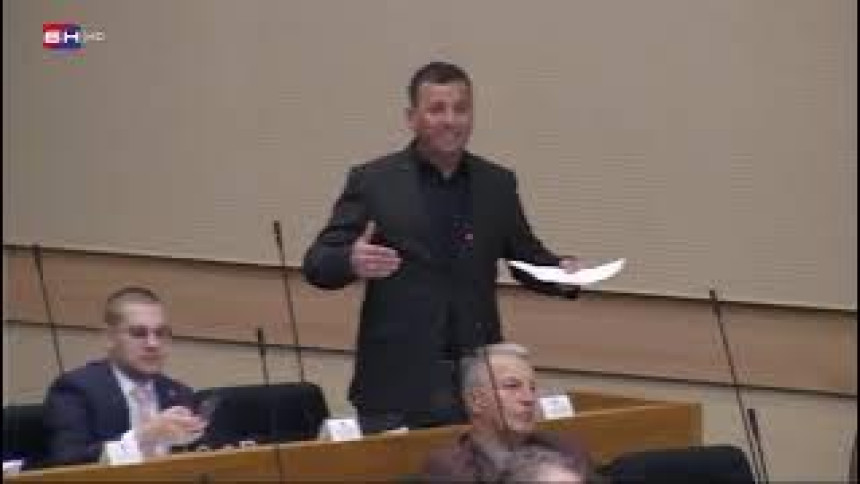 Vukanović upitao Cvijanovićevu ima li dobrovoljce za uzimanje Grenlanda