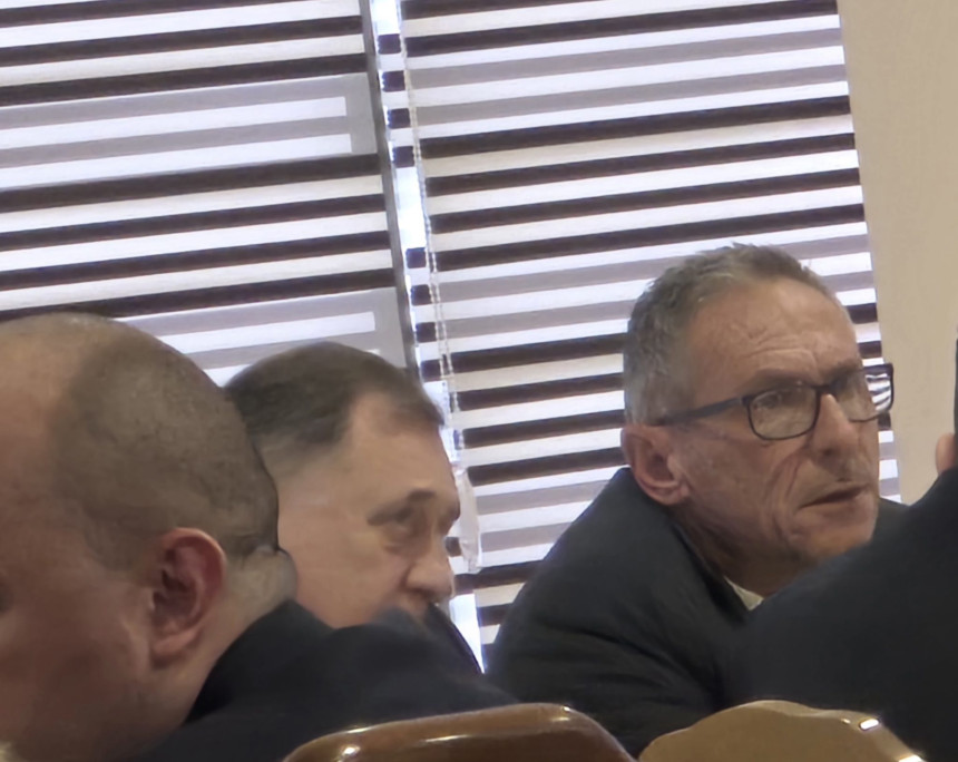 Додик савјетује Остојића пред почетак скупштине