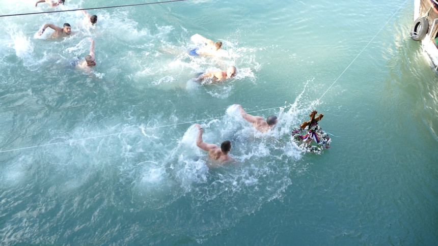 Đorđe Tasić prvi stigao do časnog krsta u rijeci Drini