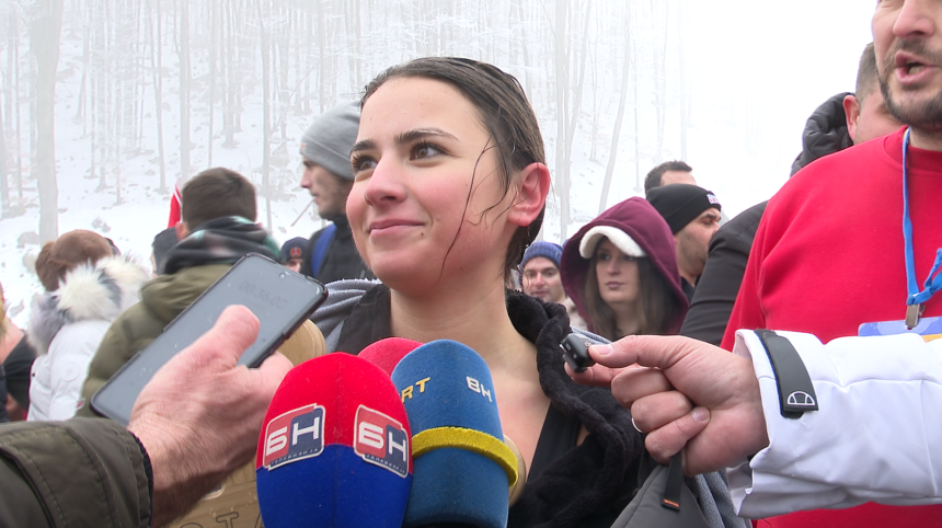Jovana Kršić prva doplivala u hladnom jezeru do krsta