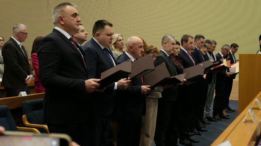 Upitni ustavnost i kredibilitet i druge Minićeve Vlade