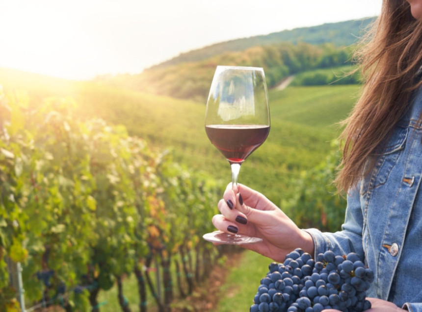 Amerika uvodi carine od 200 odsto na francuska vina