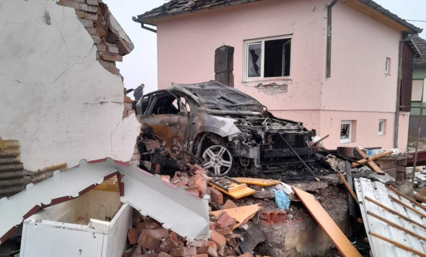 Jaka eksplozija, raznesena garaža, oštećeni kuća i auto