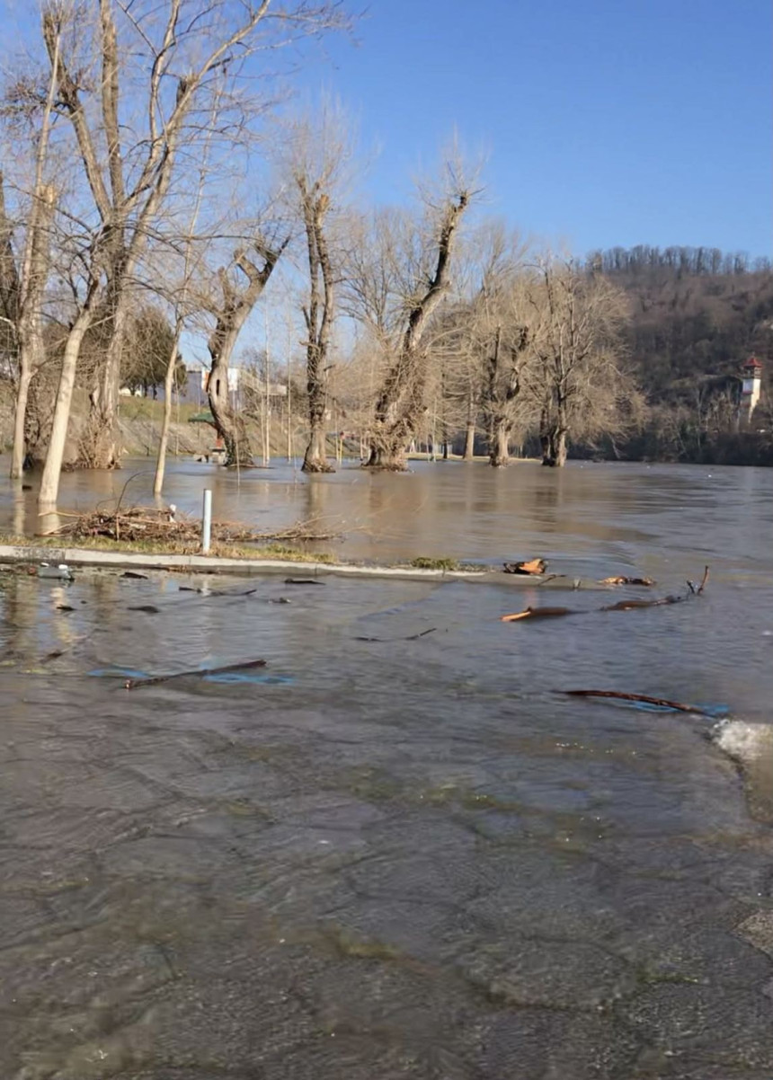 Povećan vodostaj Drine, poplavljen dio gradske plaže