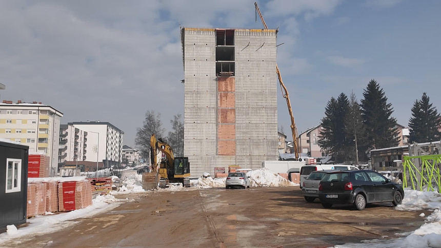 Dok radnici čekaju plate, krčmi se zemljište “Famosa”