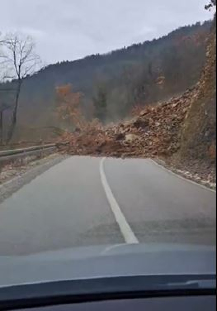 Veliki odron na putu Foča - Pljevlja, dio brda se sručio na put (VIDEO)