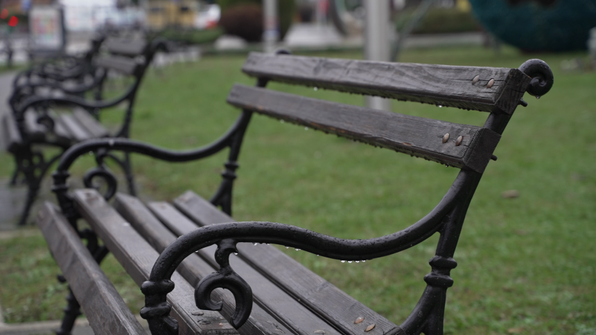 Sutra oblačno sa slabim padavinama, vjetrovito i hladnije