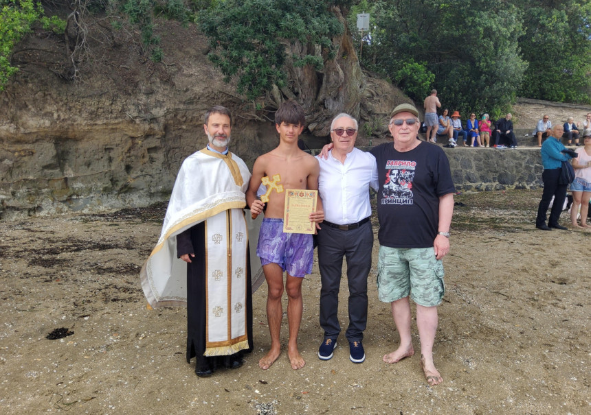 Srbi na Novom Zelandu plivali za Časni krst sa velikim zakašnjenjem