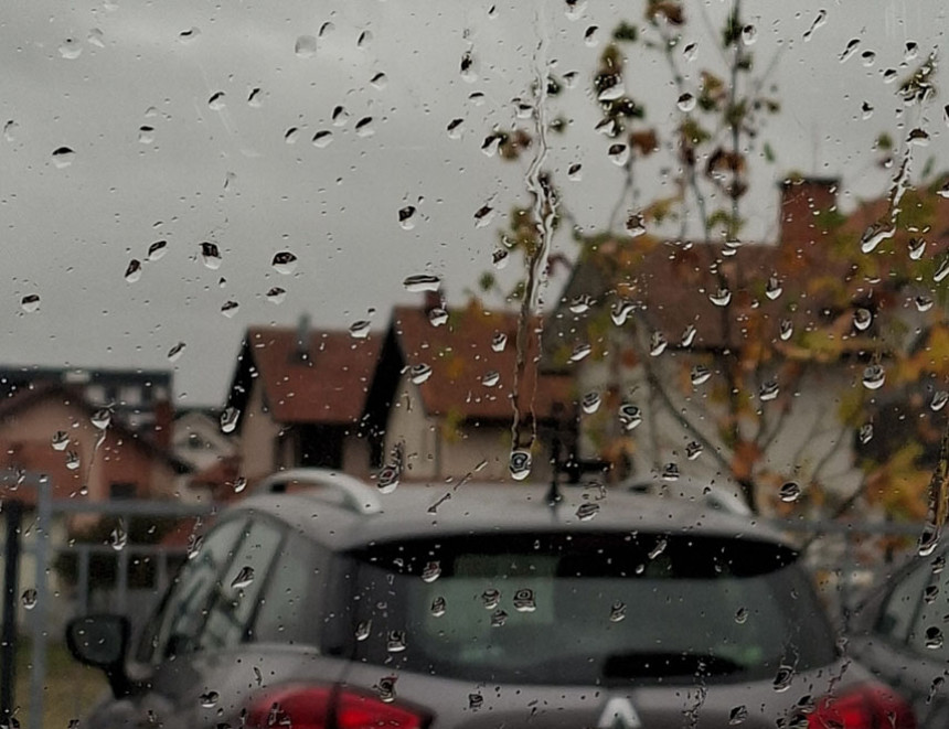 Prije podne oblačno uz slabu kišu, poslije podne toplo