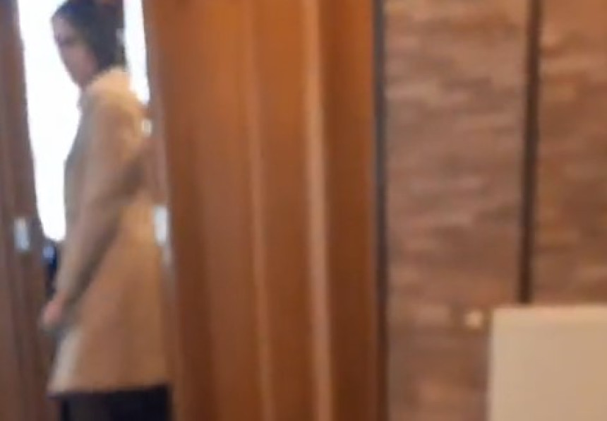 "Ljudi uđu, naplate glas i izlaze" Aktivisti SNSD kupuju glasove u kafani u Doboju? (VIDEO)