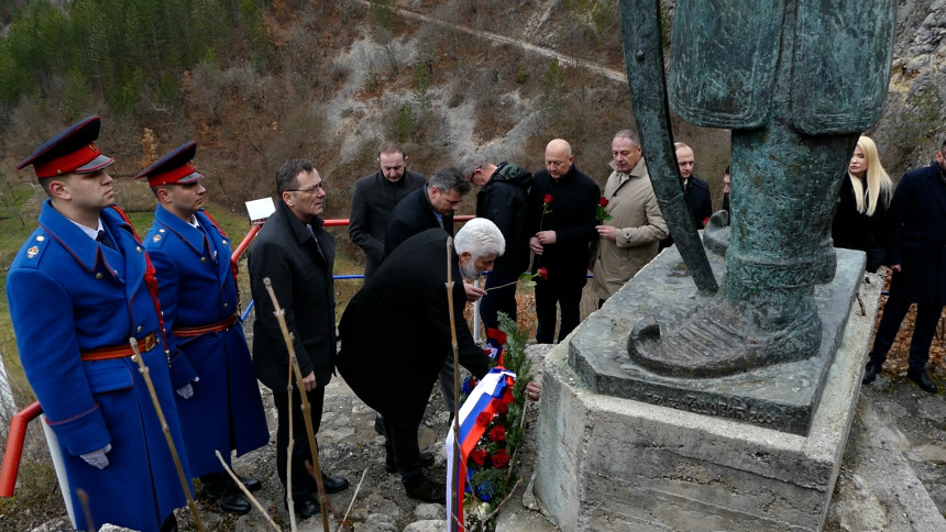 Обиљежено Сретење: Положени вијенци код споменика