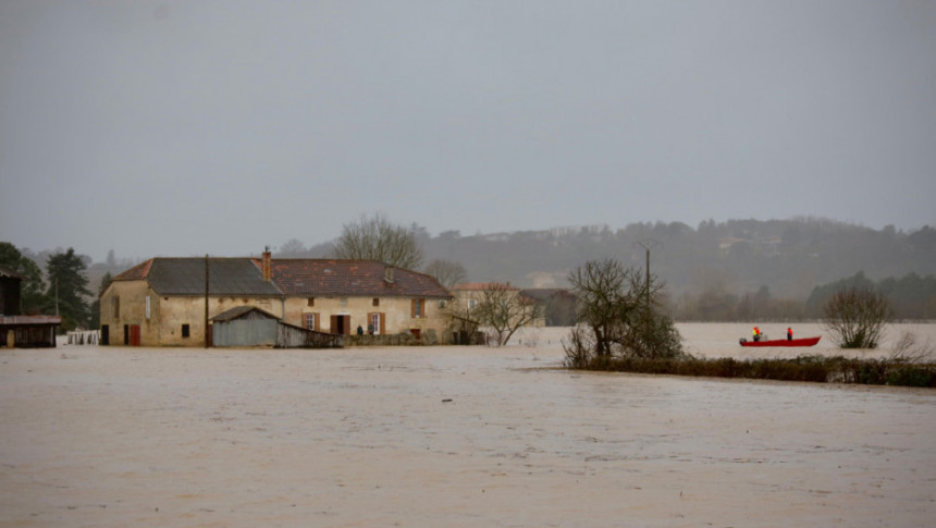 Поплаве у неколико региона, у току хитне интервенције