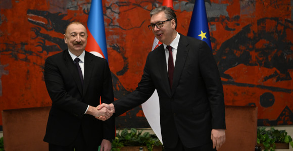 Вучић уз највише државне почасти дочекао Алијева