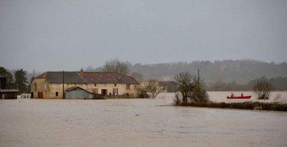 Поплаве у неколико региона, у току хитне интервенције