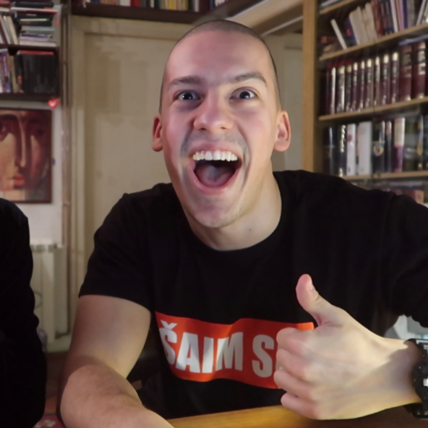 Запаљен скупоцјени аутомобил Бака Прасету