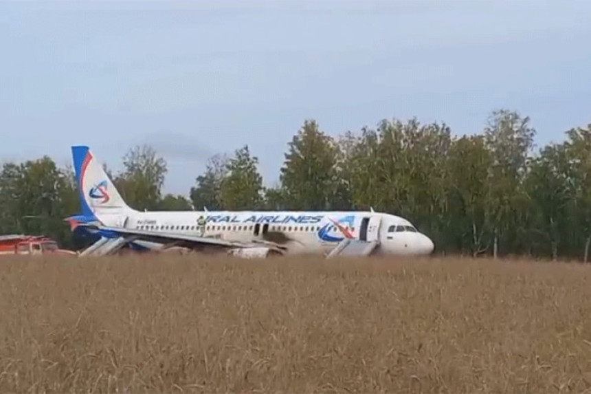 Пилот спасио 161 путника па оптужен за 1,5 милион $