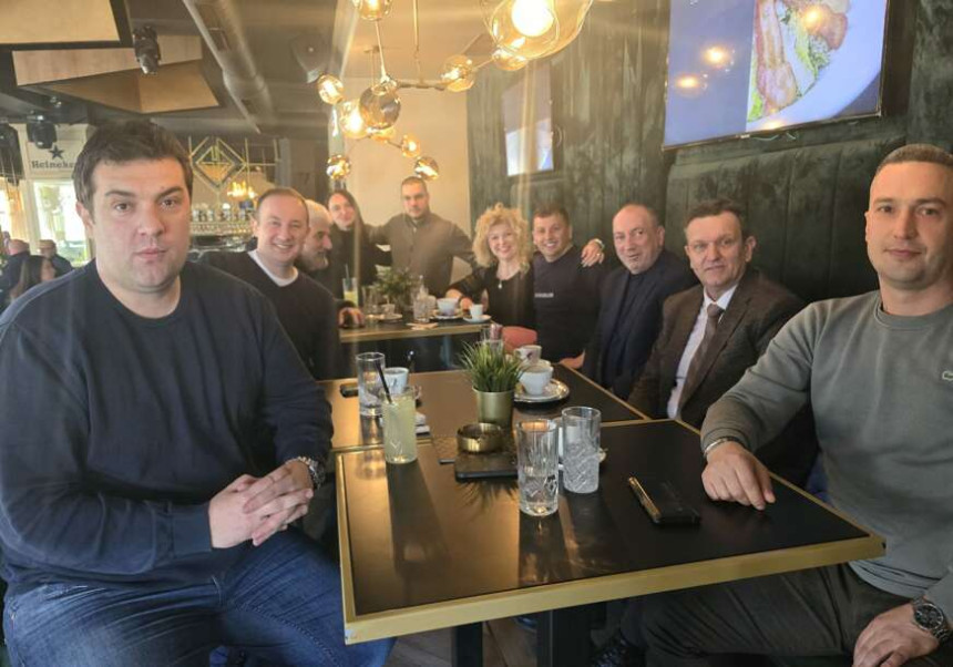 Посланици опозиције на кафи са предсједником СДС-а