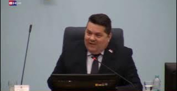 Stevandić ponovo vrijeđao i udaljio Vučinića iz sale