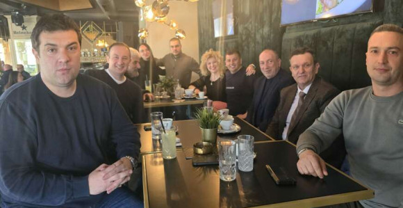 Посланици опозиције на кафи са предсједником СДС-а