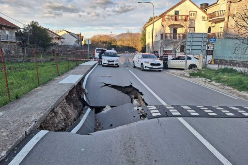 Urušio se dio puta kod Tivta, potpuna blokada saobraćaja
