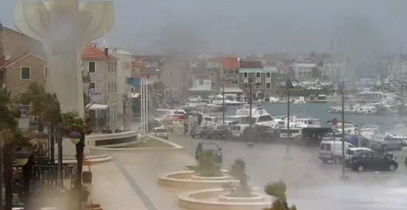 Снажно невријеме: Море се излило, саобраћај паралисан