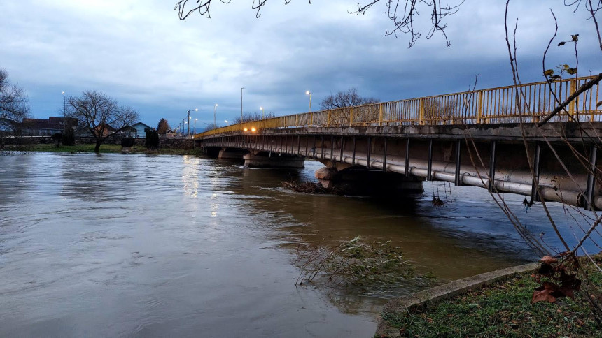 Pretežno oblačno vrijeme s kišom i susnježicom